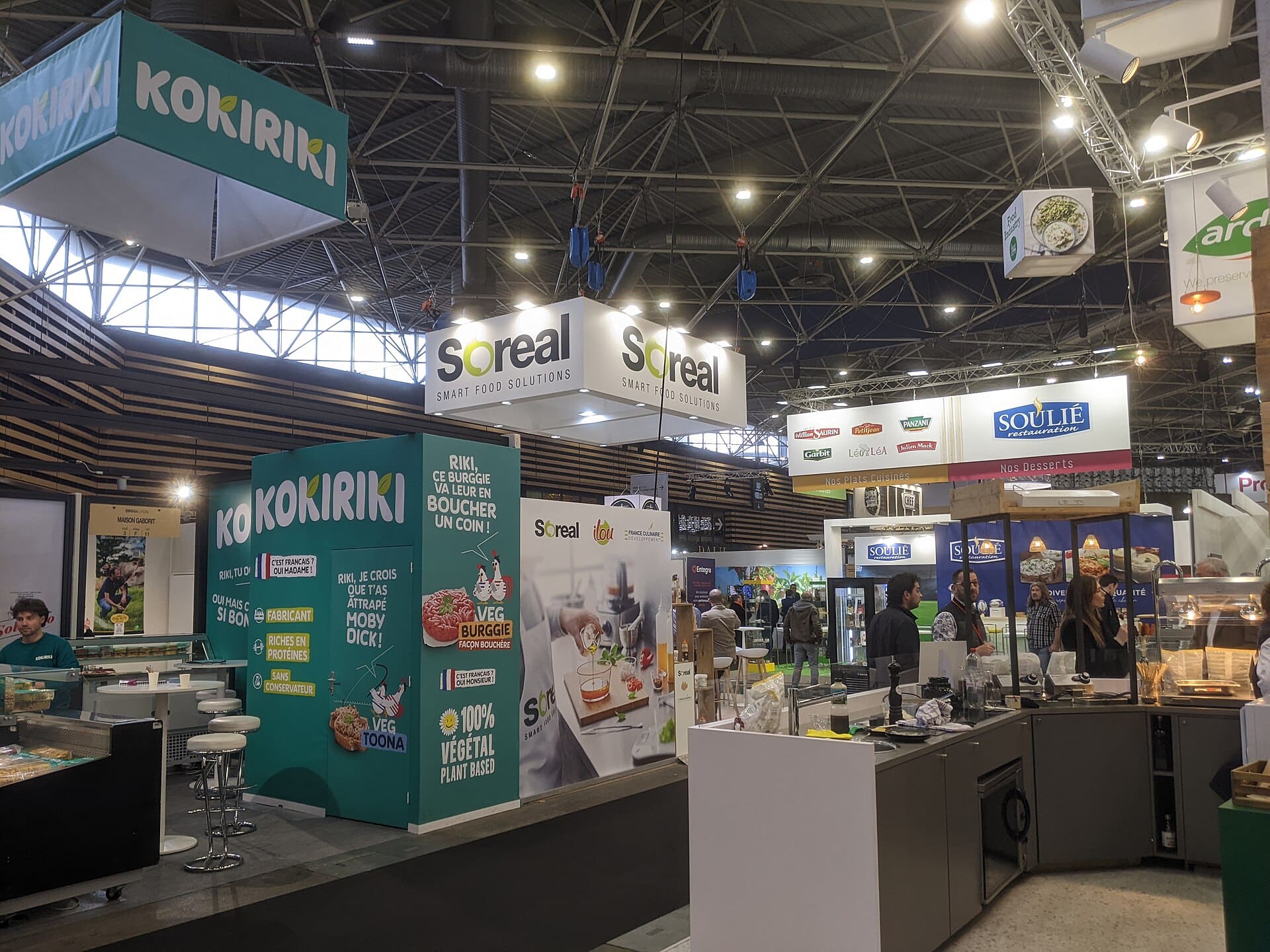 Allée d'exposants dans un hall du parc Eurexpo à Lyon, lors du Sirha 2023