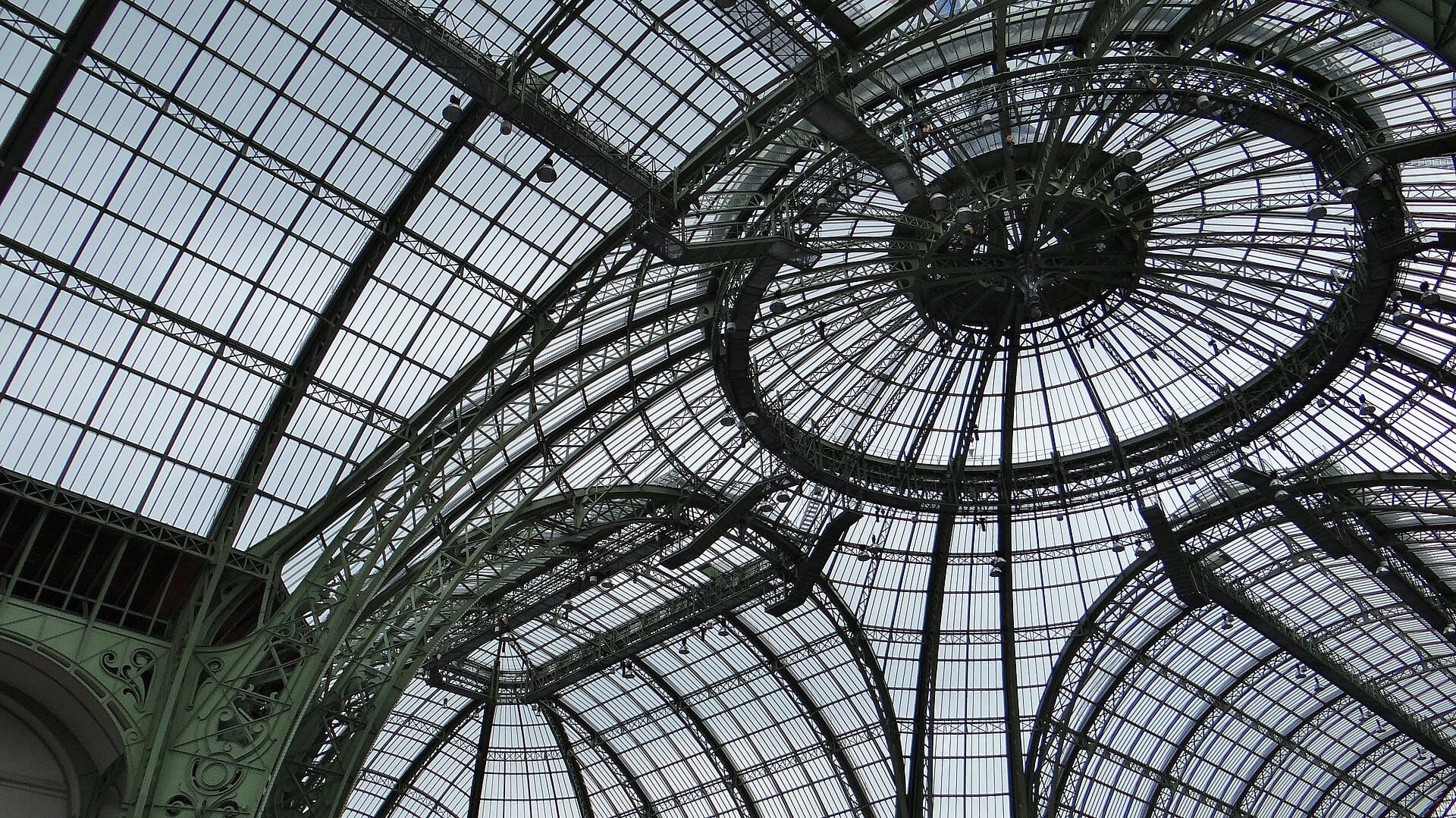 La grande verrière du Grand Palais à Paris, vue de l'intérieur de la nef