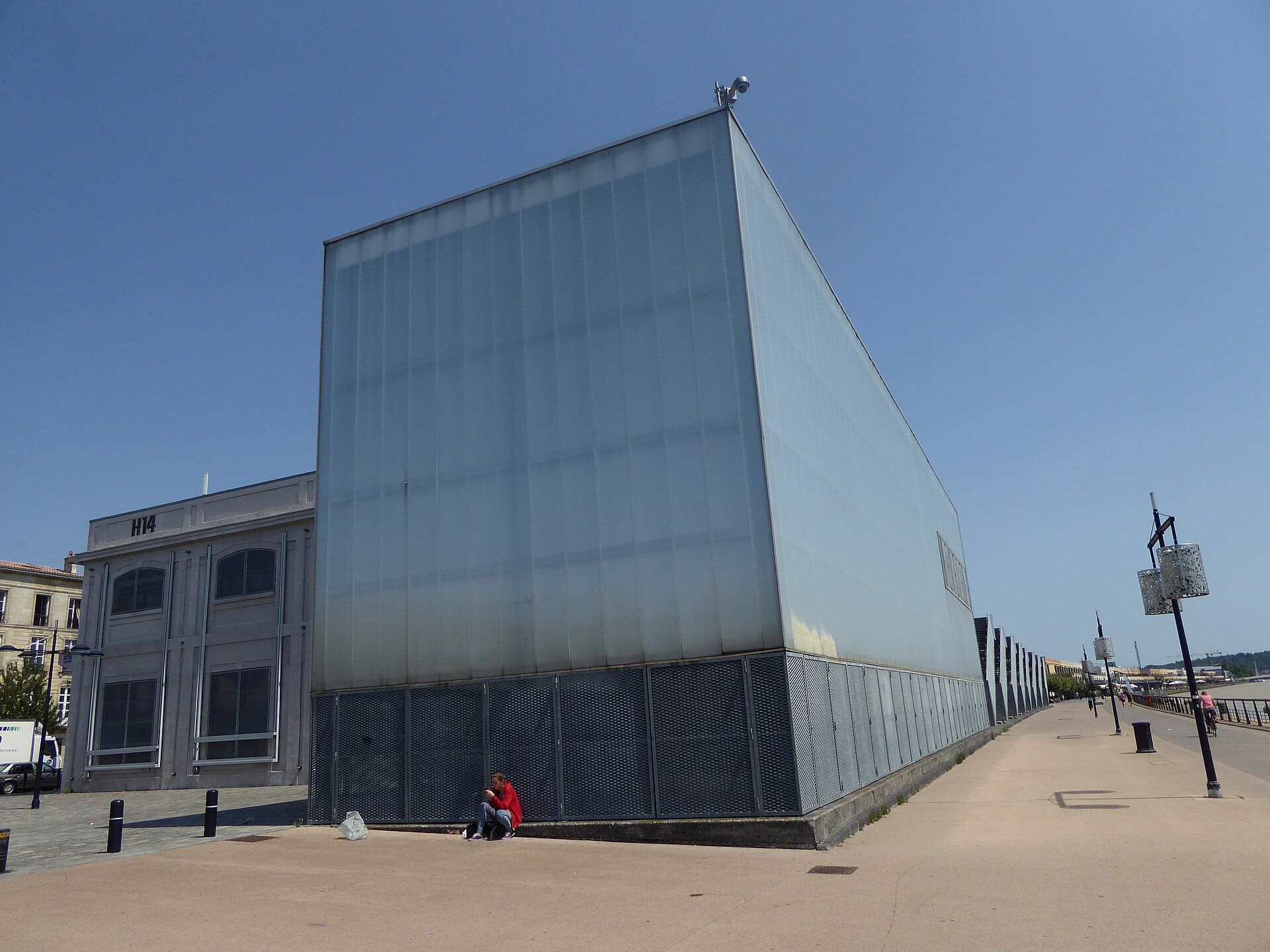 Le Hangar 14 sur les quais des Chartrons à Bordeaux, vu de l'extérieur
