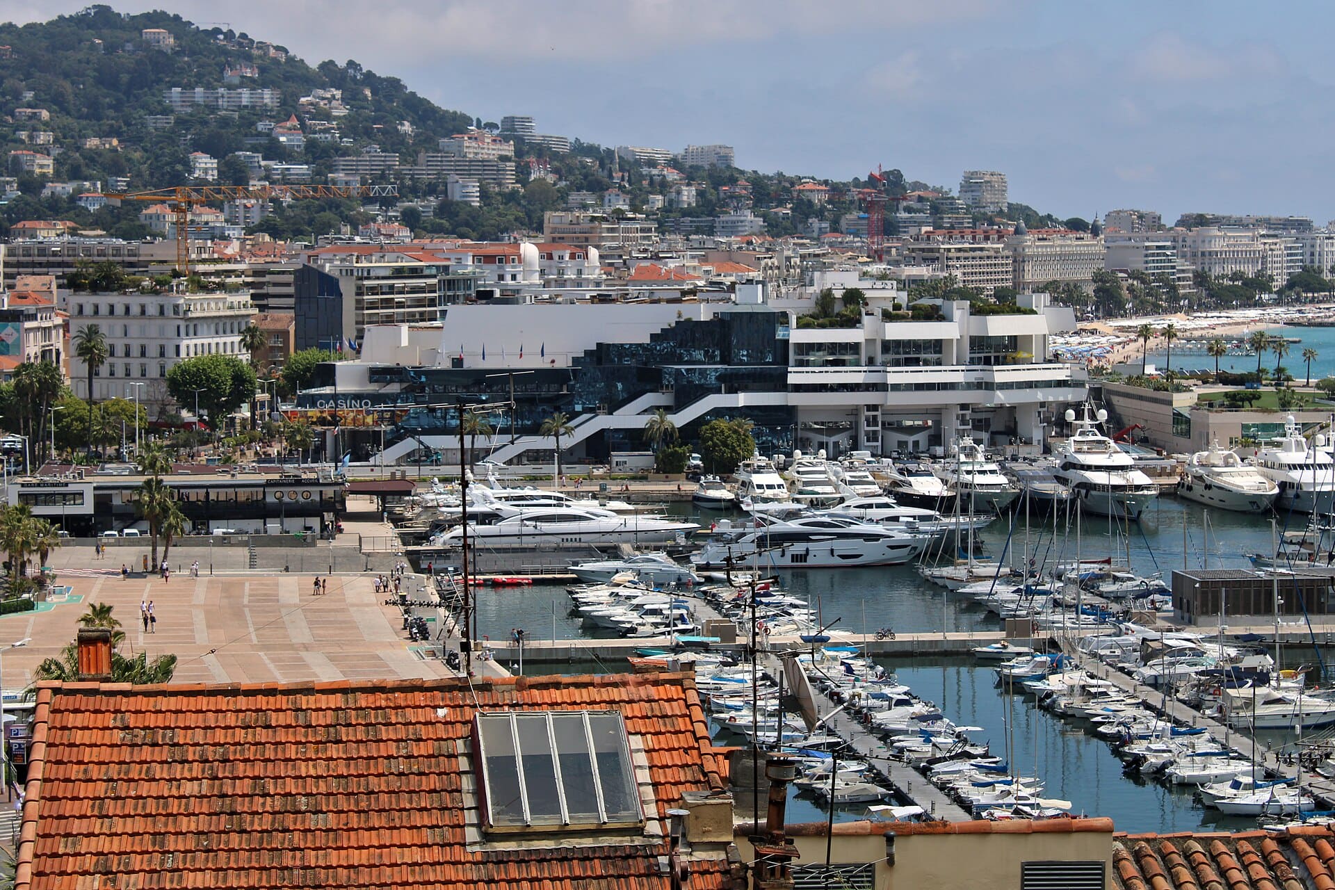 Le Palais des Festivals et des Congrès de Cannes, vu depuis le front de mer