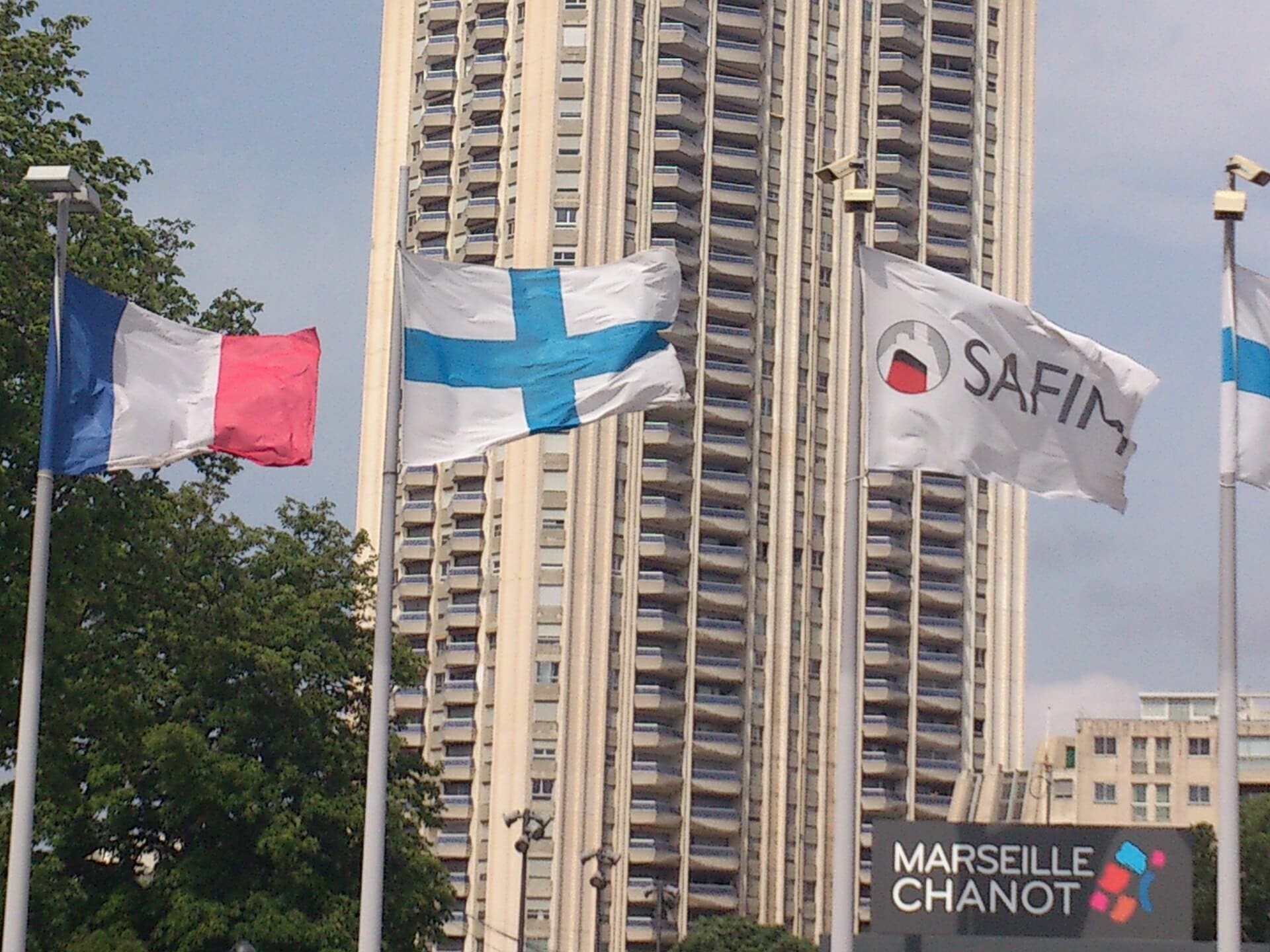 Drapeaux flottant à l'entrée du Parc Chanot à Marseille