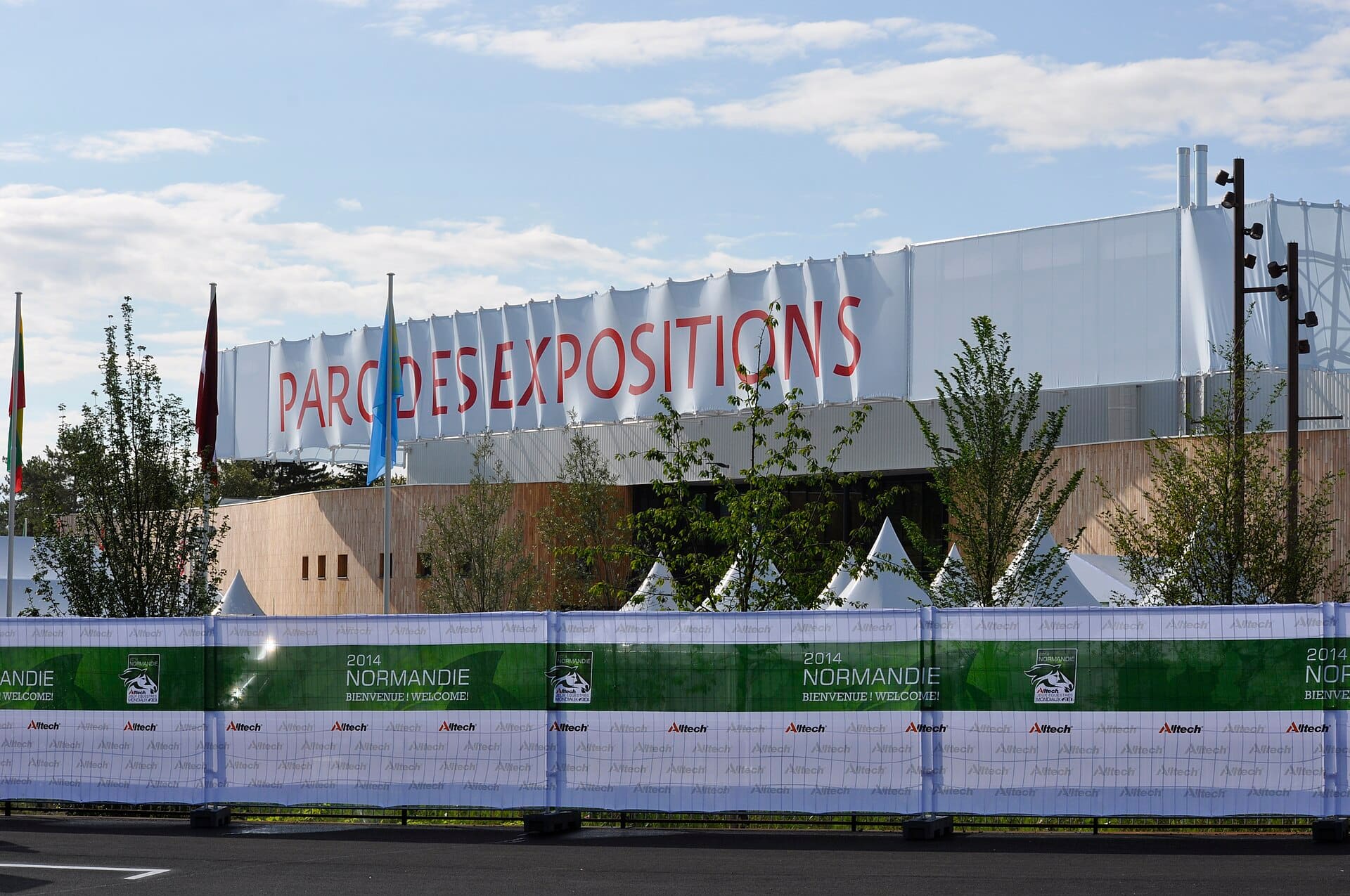 Le parc des expositions de Caen et ses halls, vus de l'extérieur