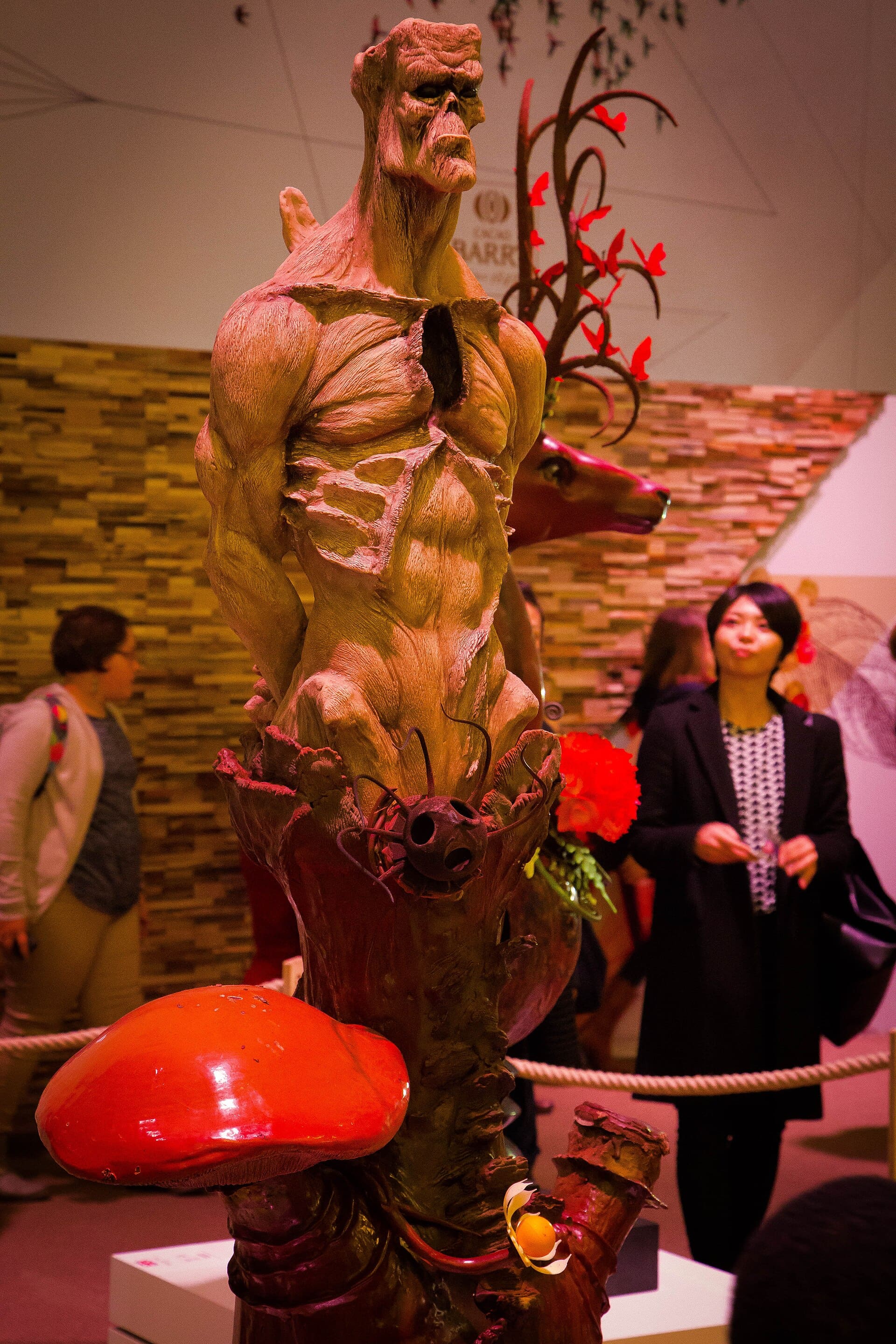 Stand de chocolatier et vitrine de pâtisseries au Salon du Chocolat de Paris en 2015